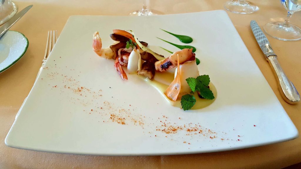 Ravello, hotel Caruso. Polipo e gambero reale, funghi e mousse di basilico