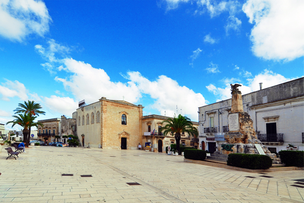 Carovigno-Piazza 'Nzegna Chiesa del Carmine e Municipio