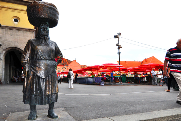 Statua della kumika al mercato Dolec di Zagabria (Ph. M. Ceccaioni)