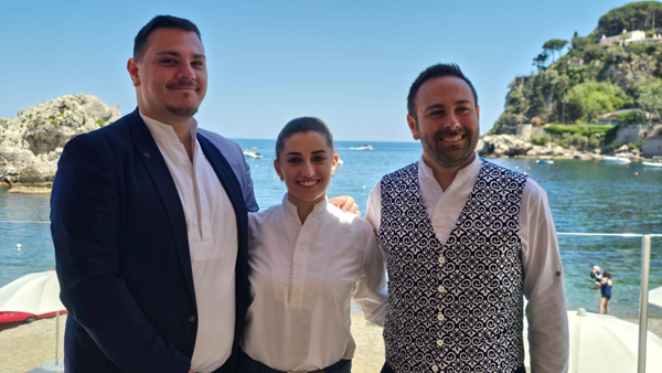 Il sommelier Gaetano, il Maitre Francesco e Isabella personale di sala del ristorante Armònia