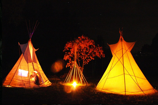 Tepee illominati nel campo