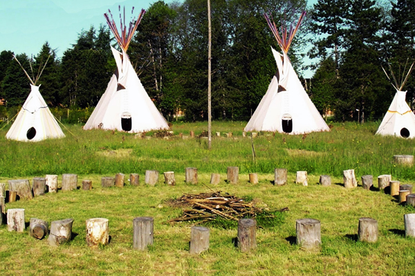 Villaggio Tepee indiani Lakota e cerchio di stonewood