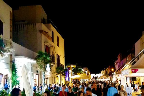 Folla notturna a San Vito lo Capo durante un Cous Cous Fest (Ph. Maurizio Ceccaioni)