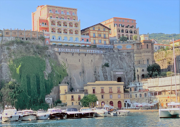 Sorrento le tra palazzine dell'Hotel Excelsior Vittoria