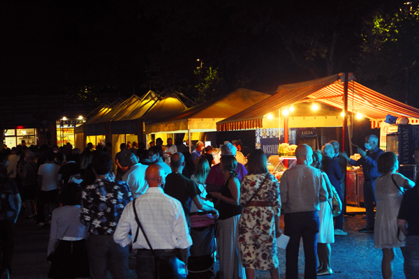 Gente in fila per l'acquisto dei piatti preparati dagli chef (Ph. Maurizio Ceccaioni)