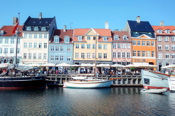  Le case colorate lungo il vecchio porto di Copenaghen