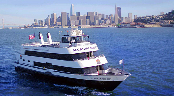  AlcatrazCruises, sullo sfondo la città