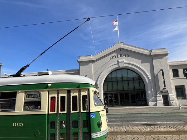 Tram storico davanti all'Exploratorium