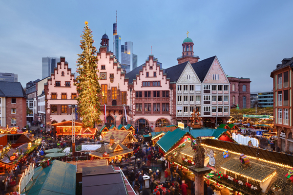 Frankfurt-Christmas-market-on-Römerberg-with-skyline-in-the-background-©-GNTB-Francesco-Carovillano.jpg