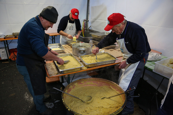 Preparazione polenta concia (foto Enrico Romanzi)