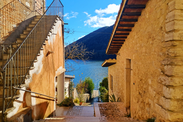 Caratteristico vicolo verso il lago