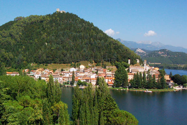 Vista di Piediluco e castello dall'Hotel del Lago