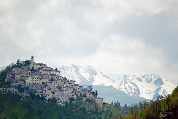 Il paese di Labro e il monte Terminillo sullo sfondo