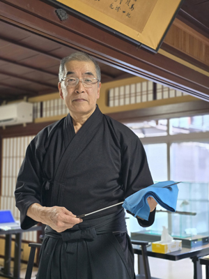 Kanazawa Masahisa Shijimaya con katana d'epoca